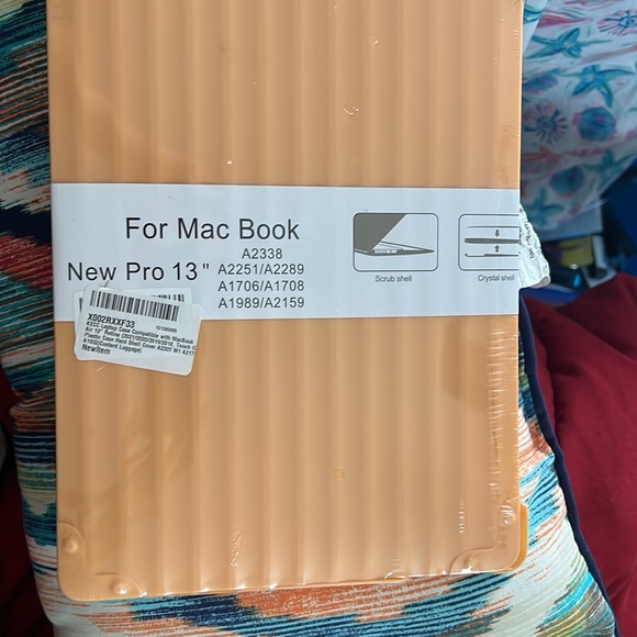 NWT Mac Book New Pro 13” hard shell cover - Picture 5 of 7